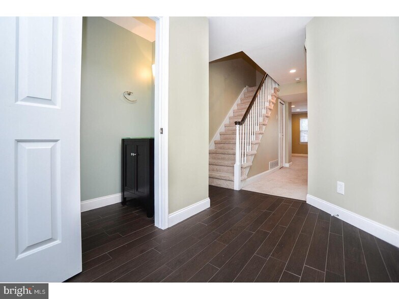 Building Photo - 102 Hazelwood Ln