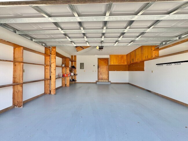 Building Photo - Lake Hartridge Condo - Two Levels with Water Views