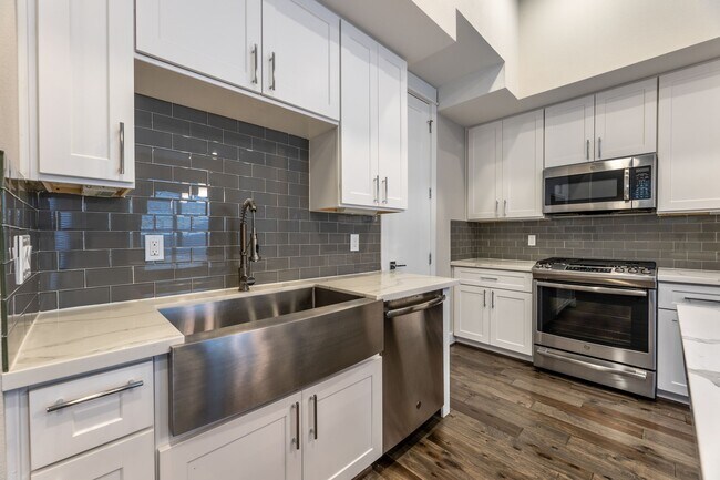 Building Photo - 806 Thornton Rd