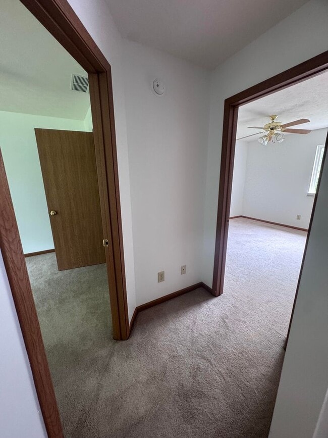 Building Photo - 5 Bd 2.5 Ba