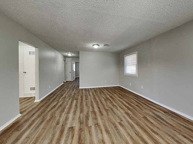 Building Photo - Updated 3-Bed Home with Granite Kitchen Near Shopping & Highways – Independence, MO