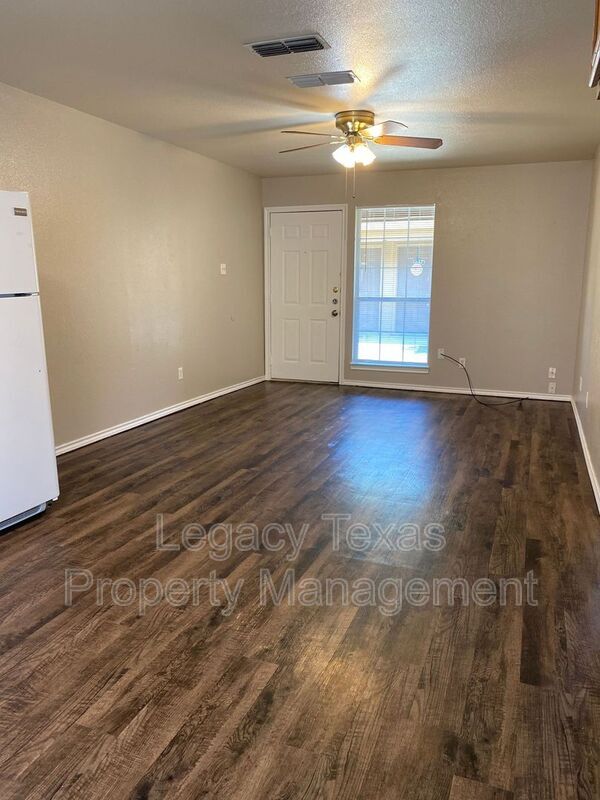 Building Photo - 701 Miracle Ln