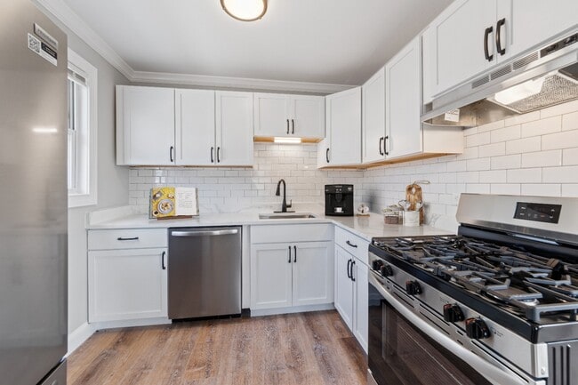 Building Photo - Updated 2 Bed in Lake Bluff | Parking Included | Pet Friendly | Top Schools
