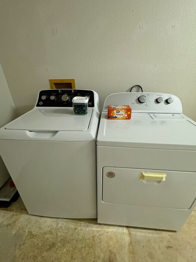 Building Photo - 105 Sky Country Dr