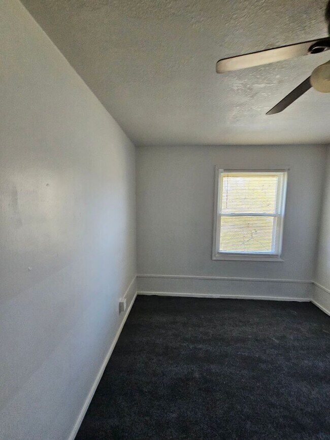 Building Photo - 3 Bedroom For rent ON S Central