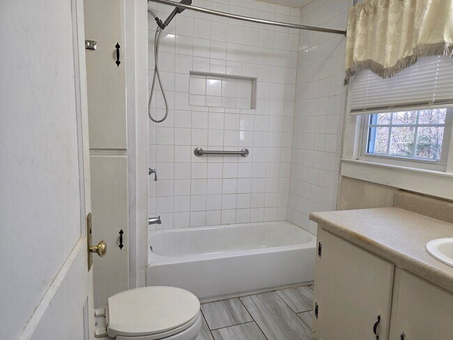 Building Photo - Charming 2 Bedroom, 1 Bath Home in Peaceful Siloam Setting