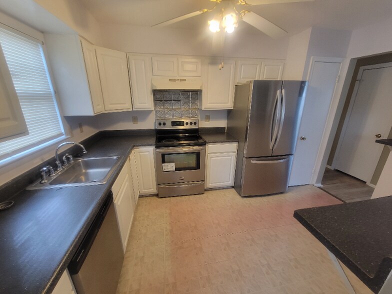 Building Photo - 3313 Barcroft Dr