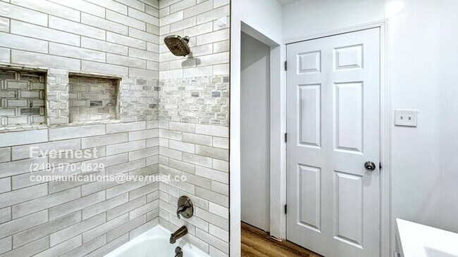Building Photo - Charming 3-Bedroom Home with Fenced Yard a...