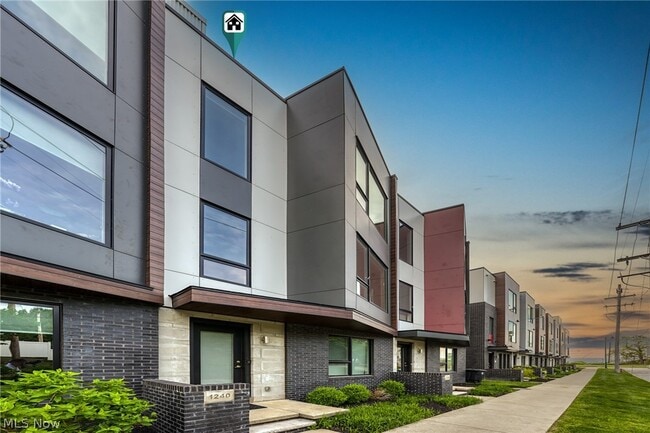 Building Photo - 1240 W 70th St