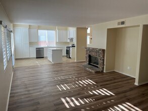 Building Photo - Beautiful Spacious 3BR/2.5BA Located in th...