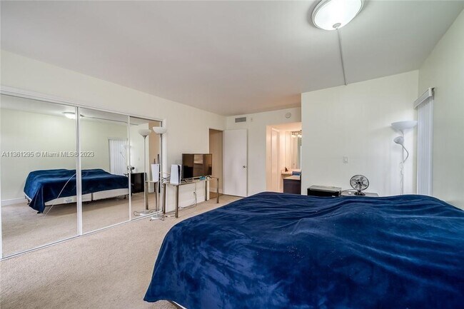Building Photo - 3050 N Palm Aire Dr