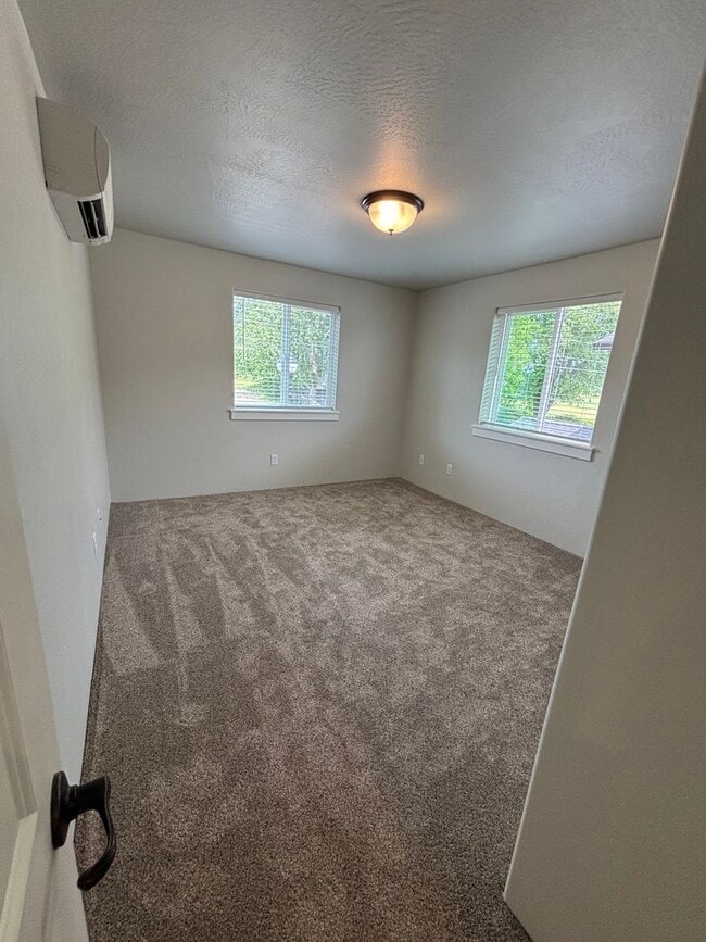 Building Photo - 6920-2t - 4738-4740 Gebhard