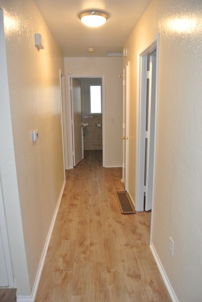 Building Photo - ***COMING SOON*** Adorable 3+ Bedroom 1+ B...