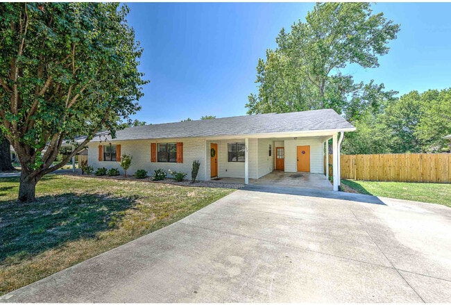 Primary Photo - 203 NE J St