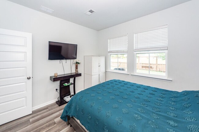 Building Photo - 6 Bedroom 4.5 Bath in Limehouse Village - Summerville