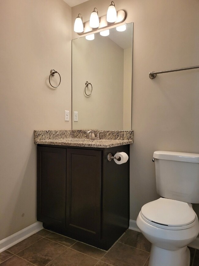 Building Photo - Highly desirable end unit in sought after Cobblestone in Goodlettsville!