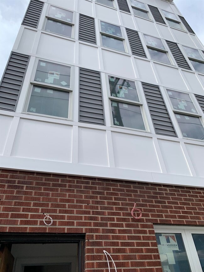 Building Photo - 75 Coles St