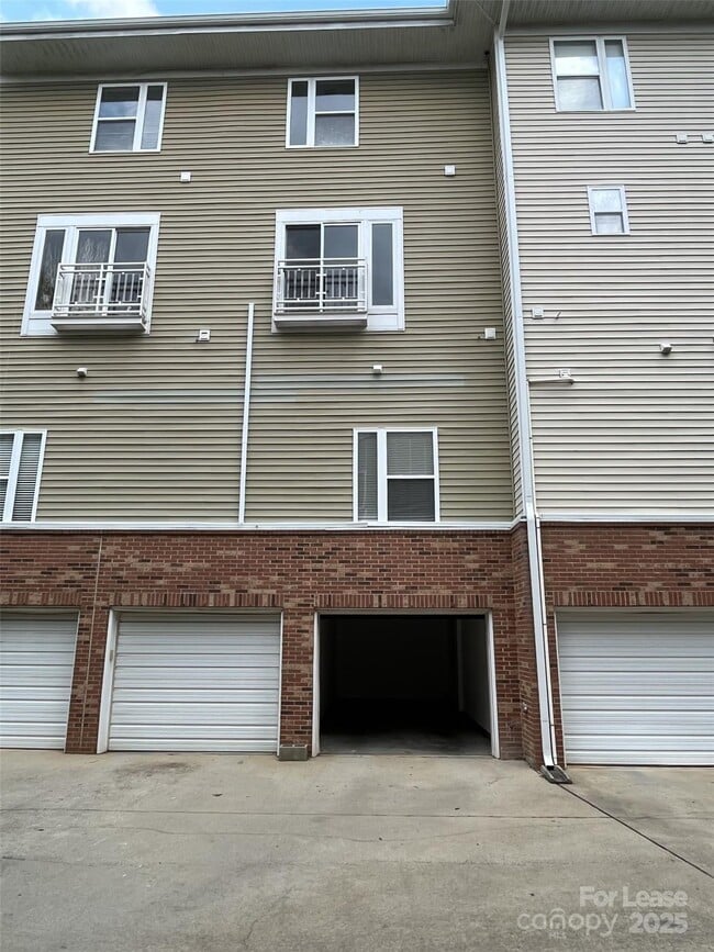 Building Photo - 3586 N Davidson St