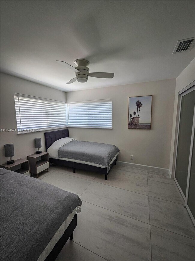 Building Photo - 1001 SE 14th Dr