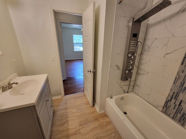 Building Photo - 1108 Hickory Ln