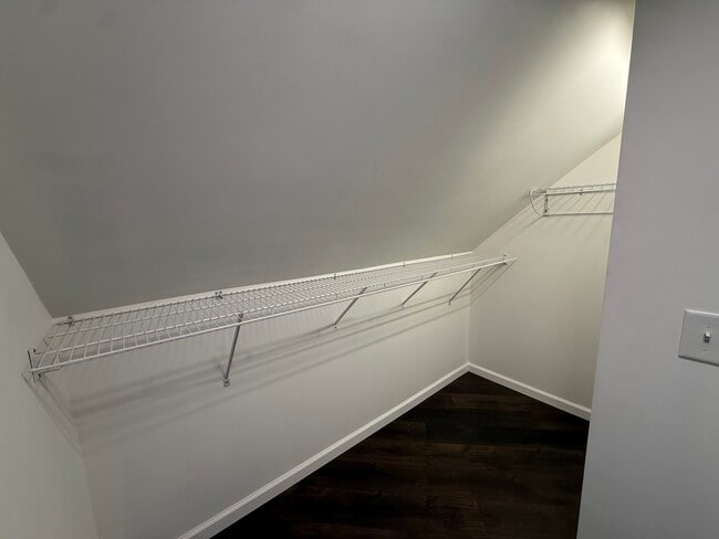 Building Photo - 701 W Oak St