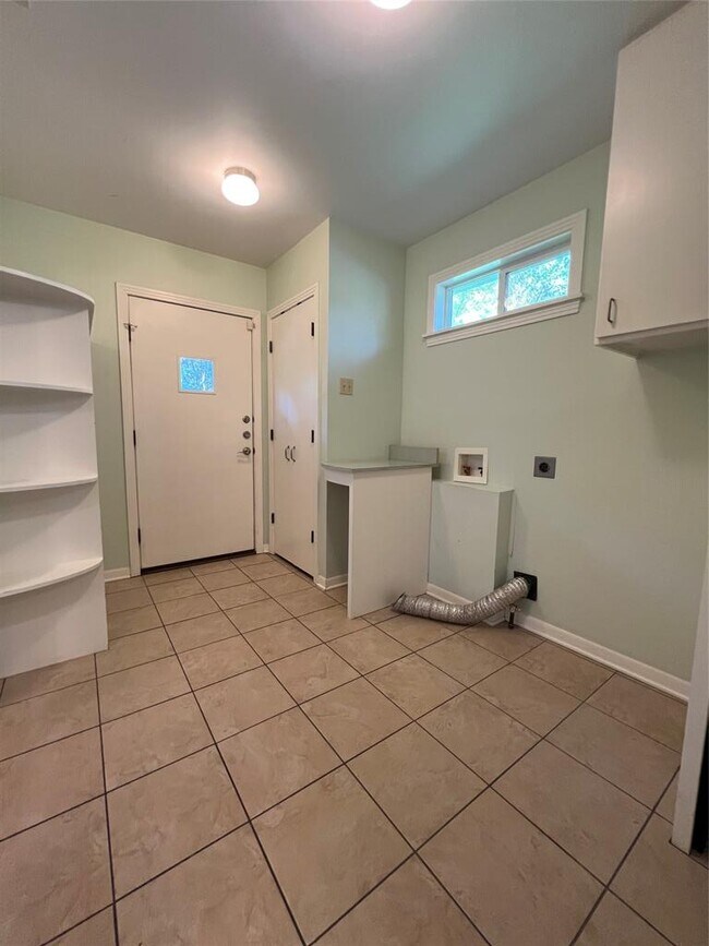 Building Photo - 1511 Romeria Dr