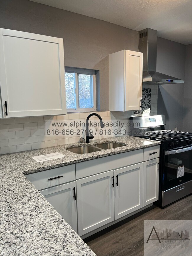 Building Photo - Fresh & Updated, Vouchers OK!