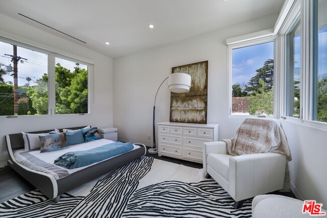 Building Photo - 511 N Rexford Dr