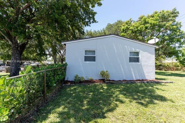 Building Photo - 1101 N 71st Terrace