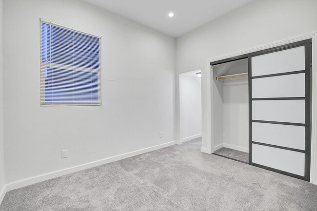 Building Photo - West Oakland Stylish 2/1 Flat - Completely...