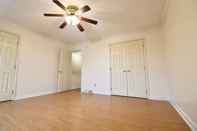 Building Photo - 2 Bedroom/2 Bath Townhouse near Stadium - ...