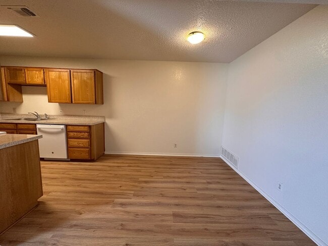 Building Photo - Available now! Nice 2 Bedroom, 2 Full Bath...