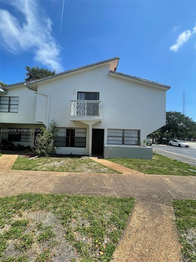 Building Photo - 2580 Coral Springs Dr