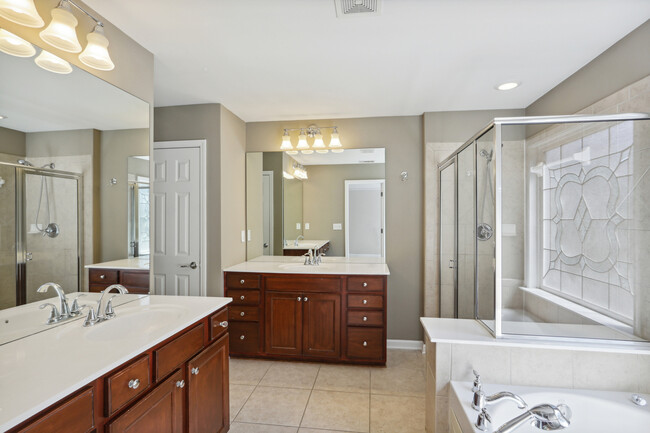 Building Photo - Beautiful townhouse in Westbury at Vinings...