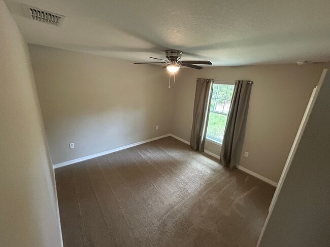 Building Photo - Rainbow Acres 3/2 Large Lot and Garage