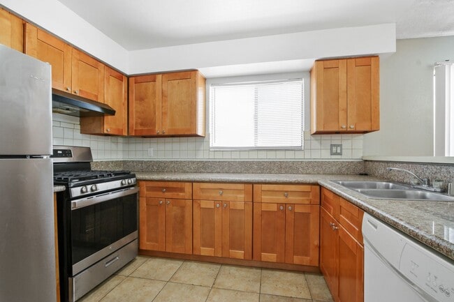 Building Photo - 2-Bedroom, 1 1/2-Bath Condo in Prime Torra...