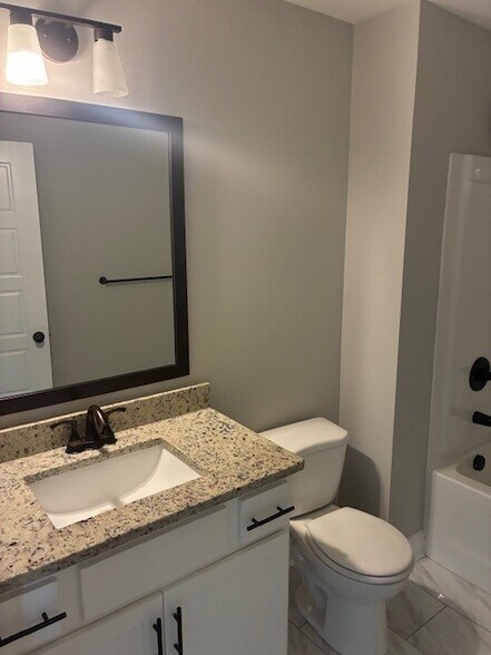 Building Photo - 744 Gracey Ave