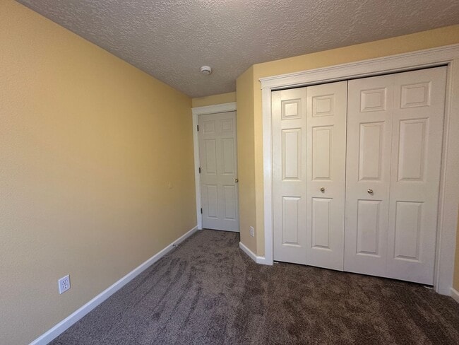 Building Photo - Three Bedroom Two Bath Home