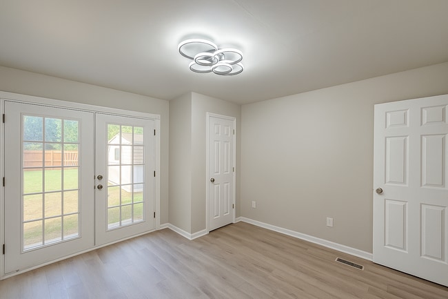 Building Photo - 704 E Perry St