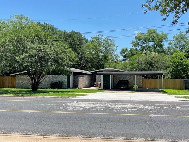 Building Photo - 2305 Western Trails Blvd
