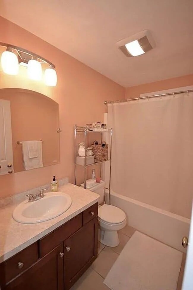 Building Photo - Large 2 BR w/ 1 Full and 2 Half Baths in Rockland