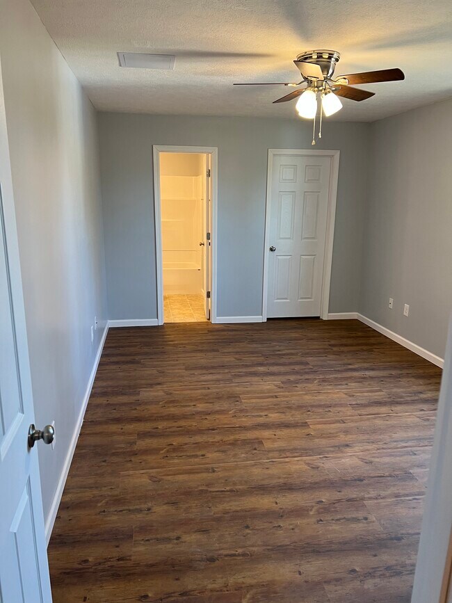Building Photo - 442 Redbud Dr
