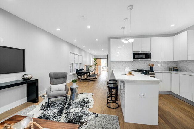 Building Photo - 4721 W Warwick Ave