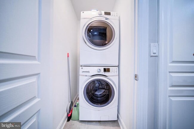 Building Photo - 1513 S Lambert St