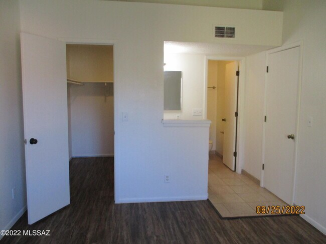 Building Photo - 2166 N Pantano Rd