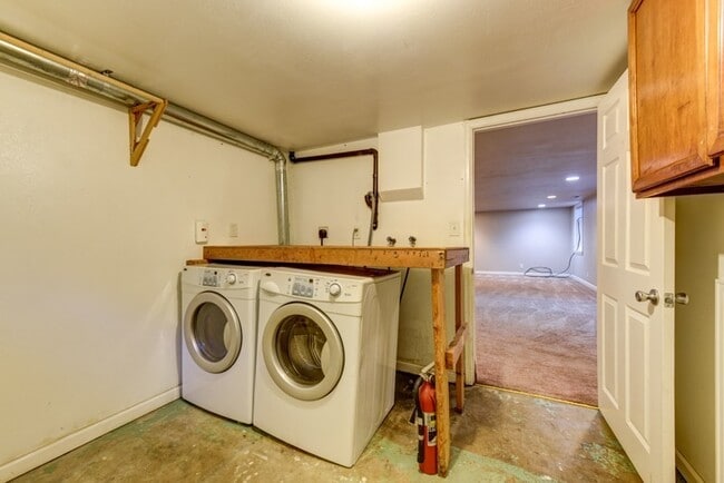 Building Photo - Pre-Lease August 2026; Large 5 Bedroom 3 B...