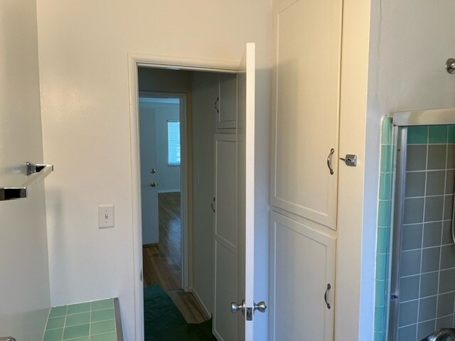 Bath Lots of Storage - 3137 S Barrington Ave