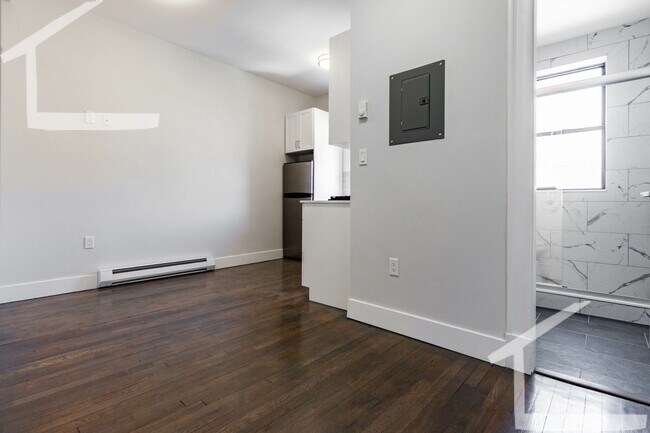 Building Photo - 8/1 No Fee! - Renovated junior 1BR with laundry in unit!