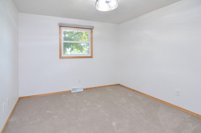 Building Photo - 825 Smits St