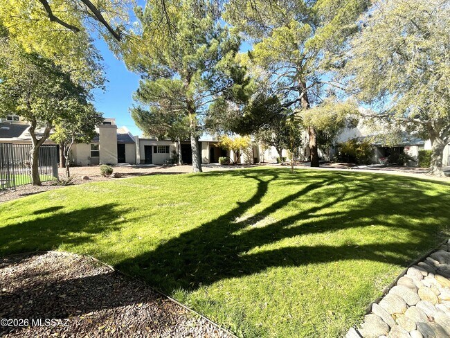 Building Photo - 3750 N Country Club Rd